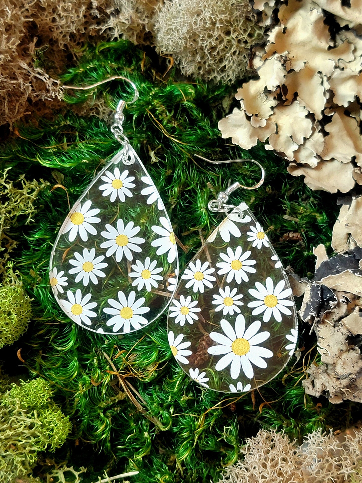 Daisy earrings, acrylic earrings, flower earrings, spring earrings, daisies, gifts for her, Mother’s Day gift idea